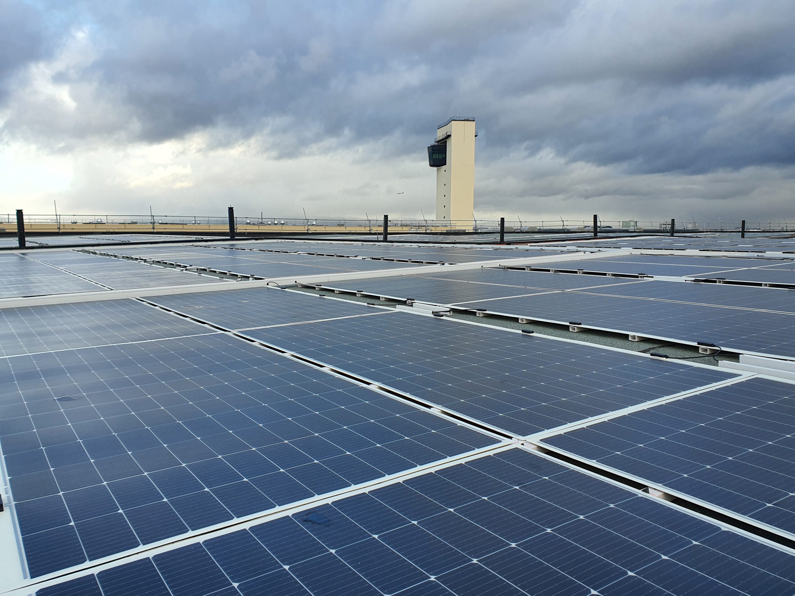 Photovoltaik Anlage mit Klebetechnologie für die Fraport AG - Energielösungen für kritische Infrastruktur von der Rheinland Solar GmbH