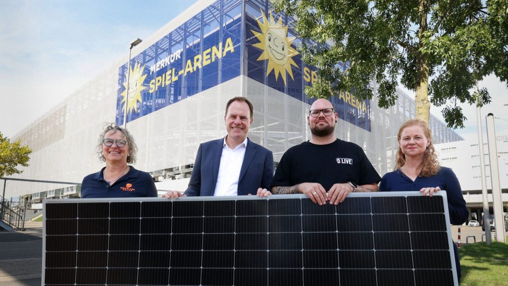 Rheinland Solar mit dem Team vor der Merkur Spiel-Arena Düsseldorf nach der Installation der Photovoltaikanlage