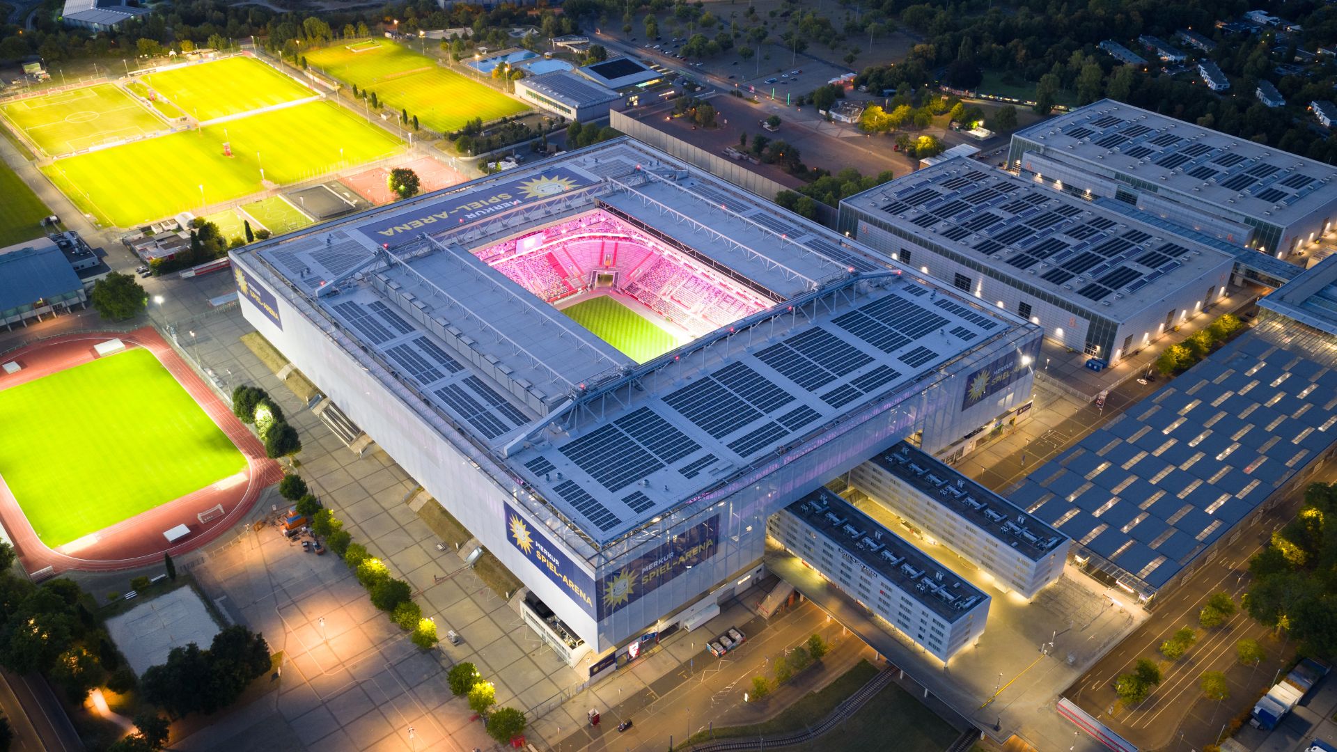 Drohnenaufnahme der Merkur Spiel-Arena Düsseldorf mit installierter Photovoltaikanlage von Rheinland Solar – 1,49 MWp Leistung auf dem Stadiondach