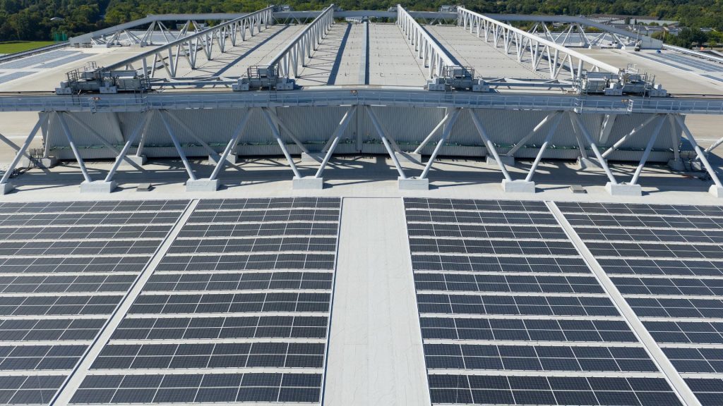 Photovoltaikanlage auf dem Dach der Merkur Spiel-Arena Düsseldorf – geklebte PV-Module von Rheinland Solar mit innovativer Leichtbau-Montagetechnik