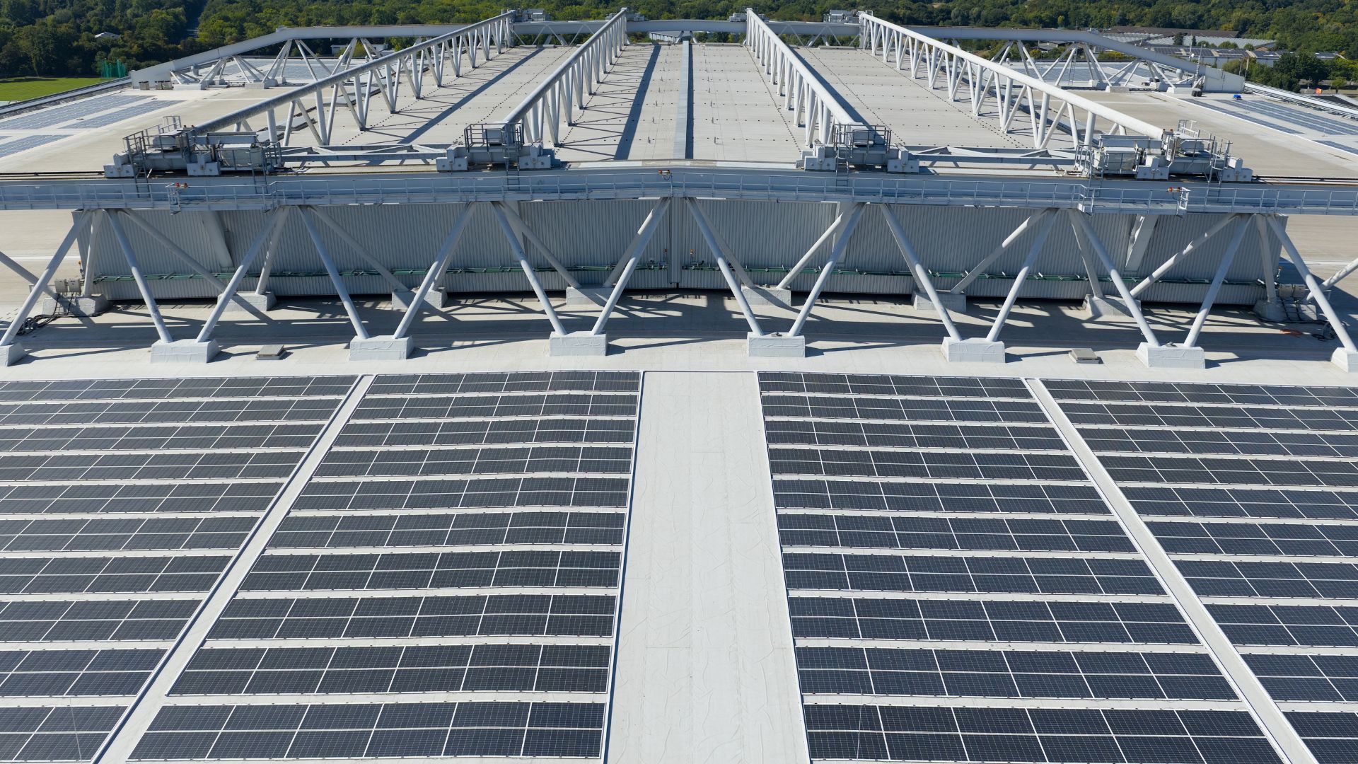 Photovoltaikanlage auf dem Dach der Merkur Spiel-Arena Düsseldorf – geklebte PV-Module von Rheinland Solar mit innovativer Leichtbau-Montagetechnik